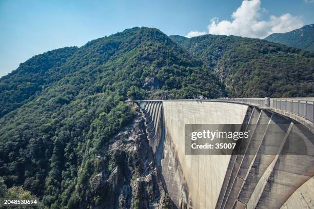 staumauer verzasca, schweiz - valle verzasca stock-fotos und bilder