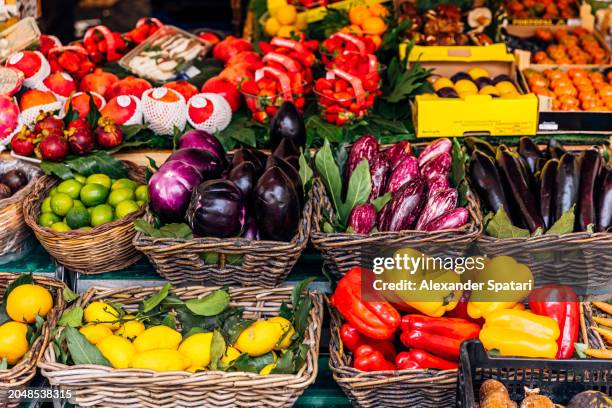 colourful vegetables and fruits on market stall at campo de fiori market, rome, italy - mediterrane kultur stock-fotos und bilder
