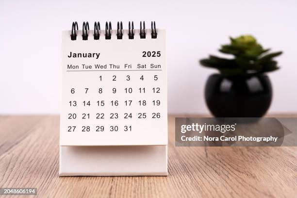 january 2025 desk calendar - nieuwjaarsdag stockfoto's en -beelden
