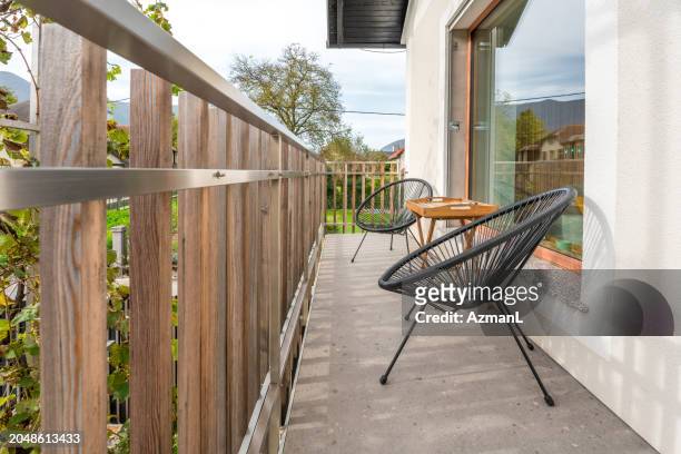 gemütliches modernes appartement balkon mit freizeitsitzgelegenheiten - private terrace balcony stock-fotos und bilder
