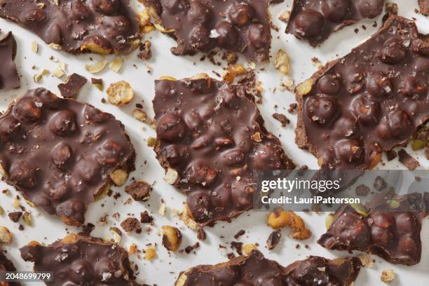 roasted chick pea and pumpkin seed chocolate bark - crujiente fotografías e imágenes de stock