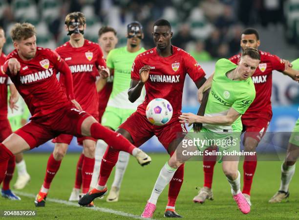 Maximilian Mittelstädt and Serhou Guirassy of Stuttgart fight for the ball with Yannick Gerhardt of Wolfsburg during the Bundesliga match between VfL...