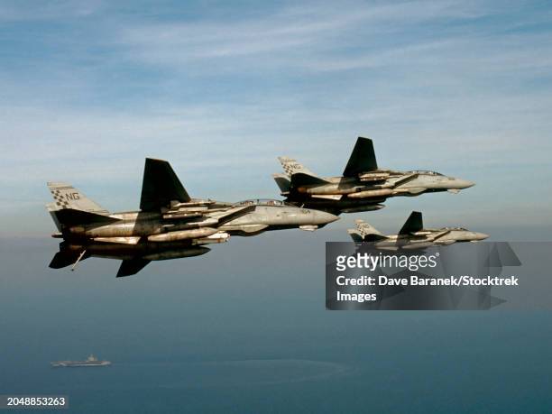 f-14 tomcats fly above uss nimitz after an operation southern watch mission in the persian gulf - 1998 - fotografias e filmes do acervo