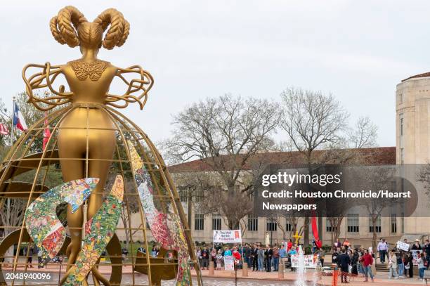 Controversial Statues 1,018 Houston Statue Stock Photos, High-Res Pictures, and Images ...