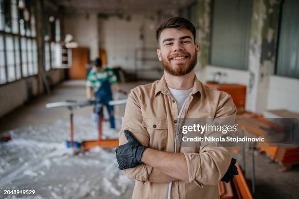 bicycle technician - empreiteiro de reparações imagens e fotografias de stock