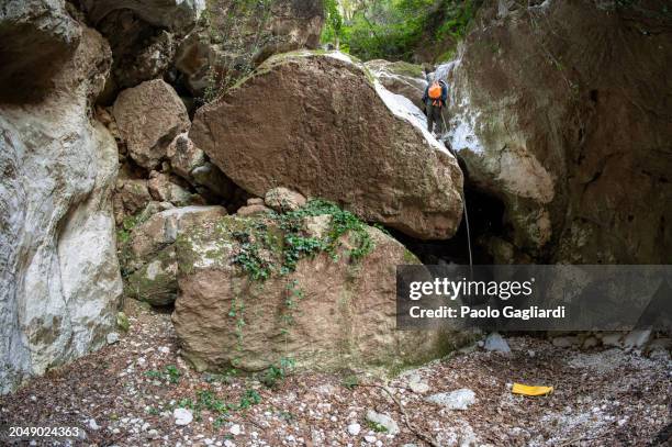 pag le fosse cliff - fault sports stock pictures, royalty-free photos & images