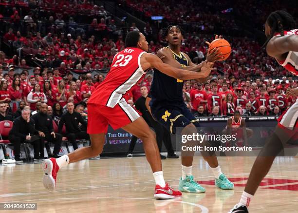 Tarris Reed Jr. #32 of the Michigan Wolverines controls the ball while being guarded by Zed Key of the Ohio State Buckeyes during the first half at...
