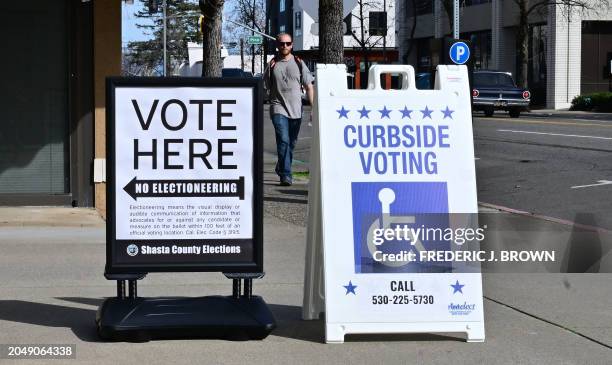 Direction Sign For Election Directional Signage Office Photos and Premium High Res Pictures - Getty ...