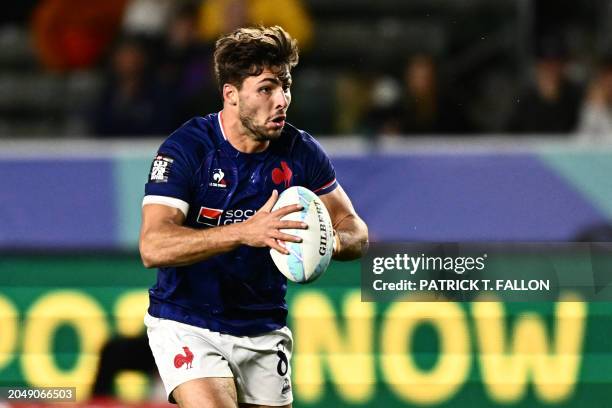 France's Antoine Zeghdar runs with the ball during the 2024 HSBC Rugby Sevens Los Angeles tournament final men's match between France and Great...