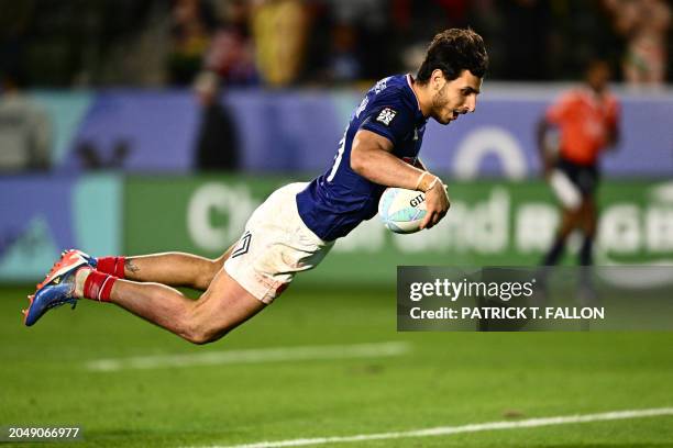 France's Theo Forner scores a try during the 2024 HSBC Rugby Sevens Los Angeles tournament final men's match between France and Great Britain at...