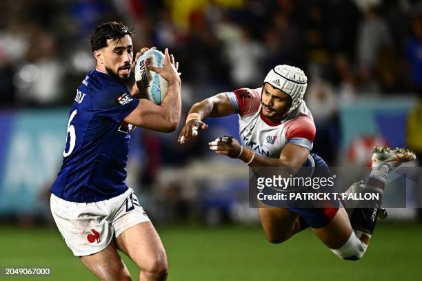 Great Britain's Olufemi Sofolarin tries to intercept the ball as France's Rayan Rebbadj catches it during the 2024 HSBC Rugby Sevens Los Angeles...
