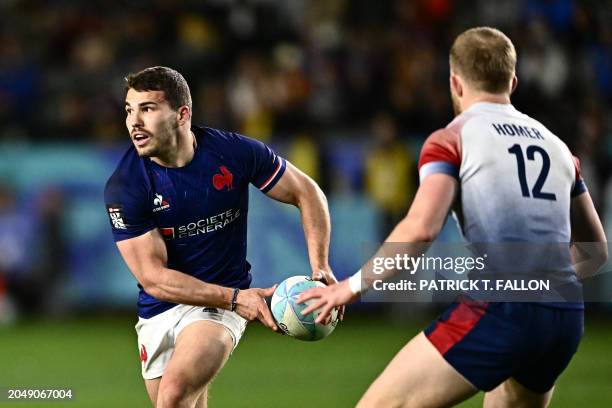 France's Antoine Dupont passes the ball during the 2024 HSBC Rugby Sevens Los Angeles tournament final men's match between France and Great Britain...