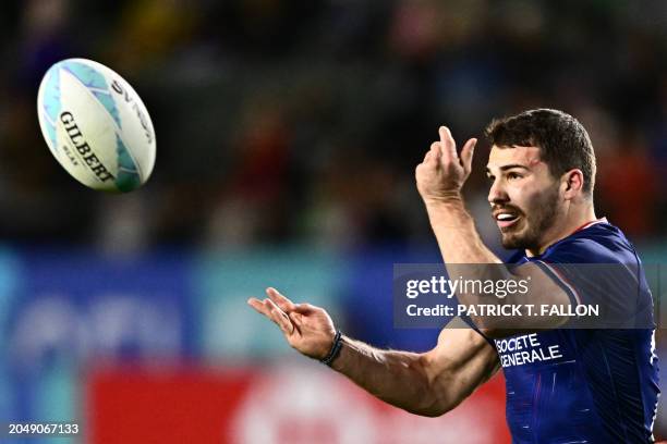 France's Antoine Dupont passes the ball during the 2024 HSBC Rugby Sevens Los Angeles tournament final men's match between France and Great Britain...