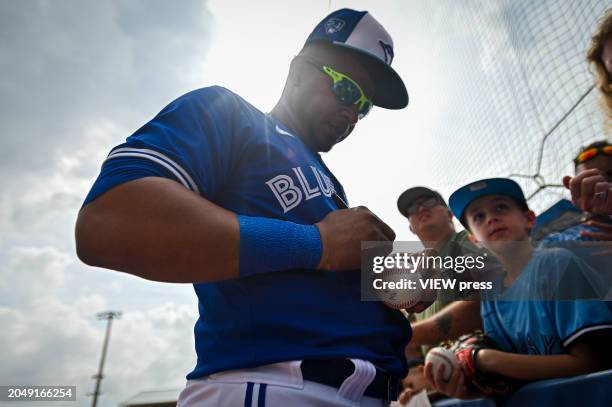 Toronto Blue Jays shortstop Bo Bichette signs autographs prior to the game against the Philadelphia Phillies during a MLB spring training game at TD...