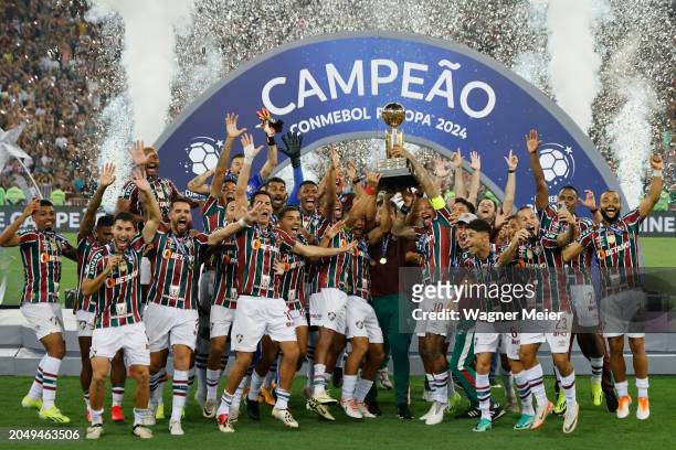 Felipe Melo of Fluminense and teammates lift the trophy after winning the Recopa Sudamericana 2024 second leg match between Fluminense and Liga de...