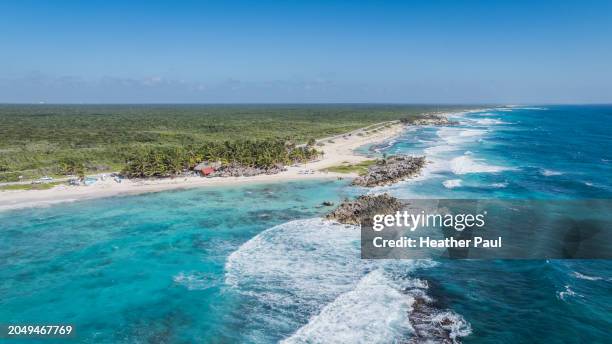 aerial view of blue ocean waves and lush tropical forest along the southeastern coastline of the island of cozumel in mexico - cozumel stock pictures, royalty-free photos & images