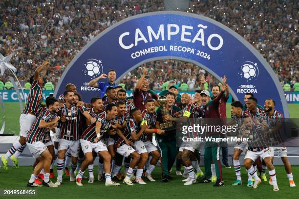 Andre, Fernando Diniz head coach and Felipe Melo of Fluminense lift the trophy with teammates after winning the Recopa Sudamericana 2024 second leg...