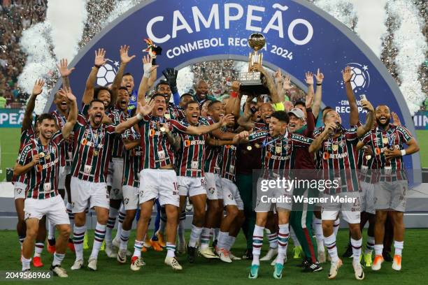 Andre, Fernando Diniz head coach and Felipe Melo of Fluminense lift the trophy with teammates after winning the Recopa Sudamericana 2024 second leg...