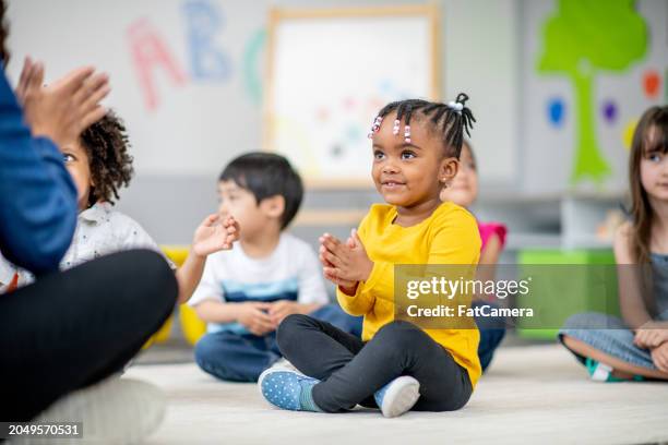 sing-along time! - kinderopvang stockfoto's en -beelden
