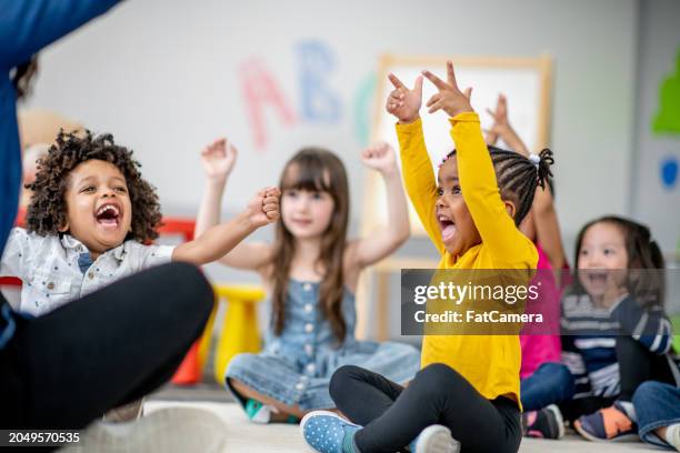 sing-along time! - peuterklasleeftijd stockfoto's en -beelden