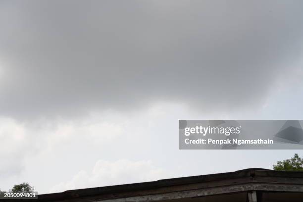 white cloud in blue sky - altostratus stock-fotos und bilder