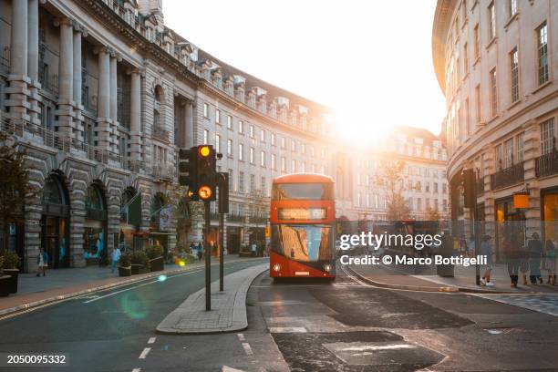 red double-decker buse on regent street, london, uk - piccadilly circus city of westminster stockfoto's en -beelden