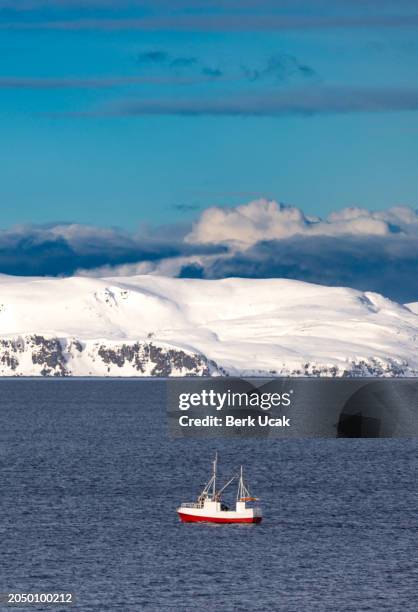 nordnorwegische winterlandschaft mit segelboot. - europäisches nordmeer stock-fotos und bilder