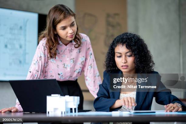 build a construction budget and improve cost control in your construction projects to run projects successfully. a construction project team discusses in detail the cost breakdown and budgeting to enhance the project quality in an architect's office. - flexible screen stock pictures, royalty-free photos & images