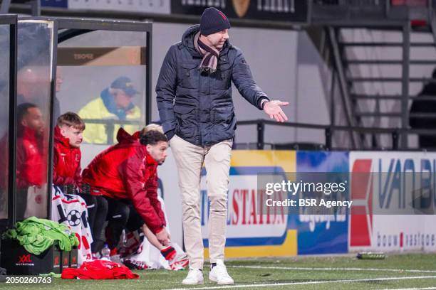 Head coach Bob Peeters of Helmond Sport coaching during the Dutch Keuken Kampioen Divisie match between Helmond Sport and VVV-Venlo at GS Staalwerken...