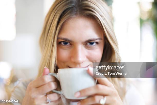 intimate coffee moment captured - ochtend stockfoto's en -beelden