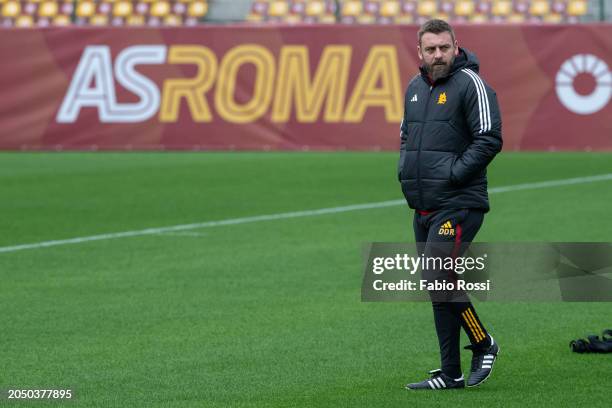 Roma coach Daniele De Rossi during a training session at Centro Sportivo Fulvio Bernardini on March 01, 2024 in Rome, Italy.