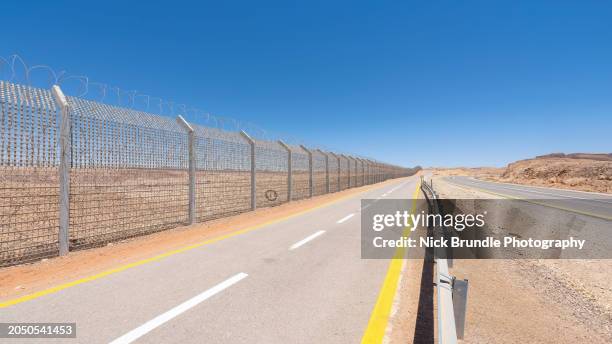 israel egypt border fence. - sinai egypt stock pictures, royalty-free photos & images