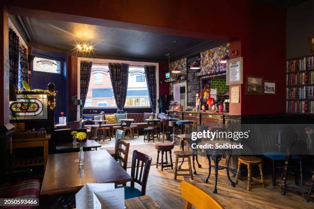 interior de la barra vacía - pub fotografías e imágenes de stock