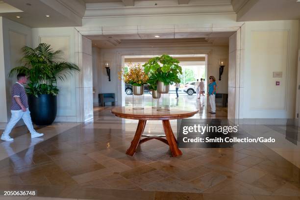 Four Seasons Hotel Lobby Photos and Premium High Res Pictures - Getty ...