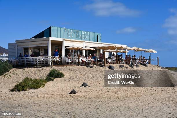 bar de praia "el faro" em playa del matorral em morro jable na costa sudeste de fuerteventura - tomar el sol - fotografias e filmes do acervo