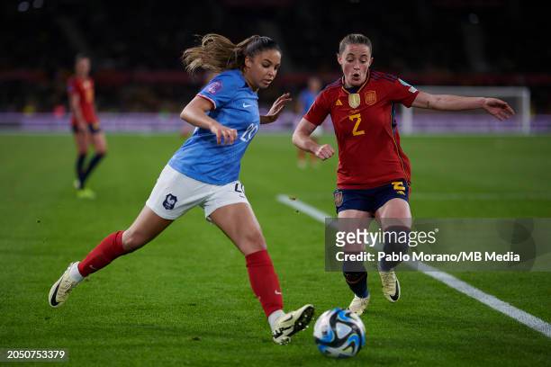 Ona Batlle of Spain dispute the ball with Delphine Cascarino of France during the UEFA Nations League Final Match between Spain and France at Estadio...