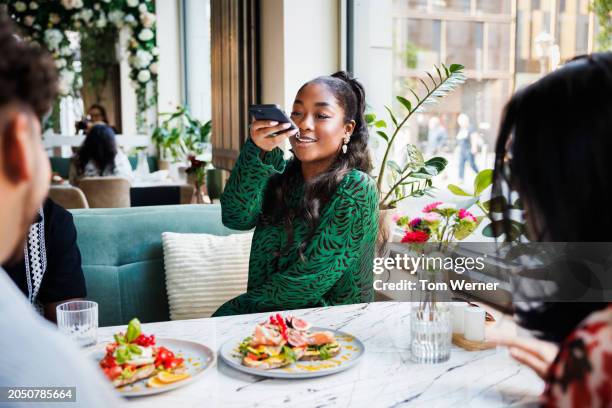 social dining and digital sharing - apreciador de comida imagens e fotografias de stock
