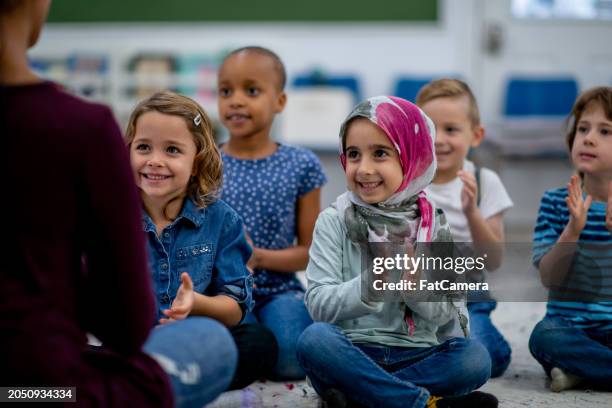 ¡es hora de cantar! - neurodiversidad fotografías e imágenes de stock