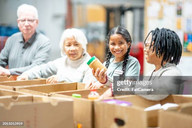lavorare insieme - banco alimentare foto e immagini stock