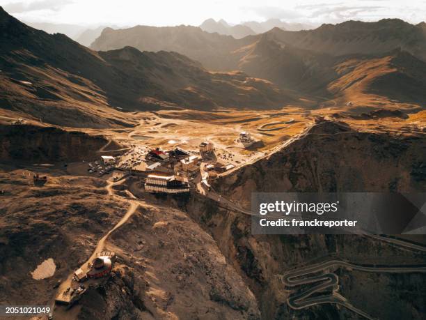 stelvio pass winding road - italy migrants stock pictures, royalty-free photos & images