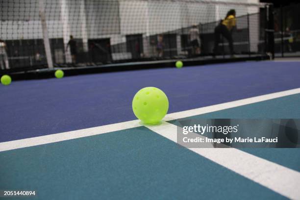 indoor pickleball court with balls - sports court lines stock pictures, royalty-free photos & images