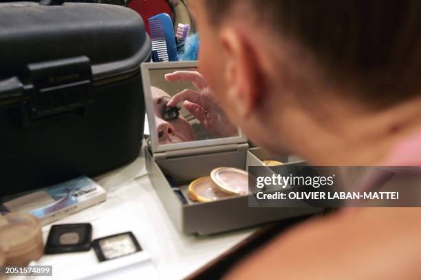 Une danseuse se maquille le 16 Octobre 2006 dans les loges du Lido à Paris. Le "plus célèbre cabaret du monde", qui fête ses 60 ans jusqu'en juillet...