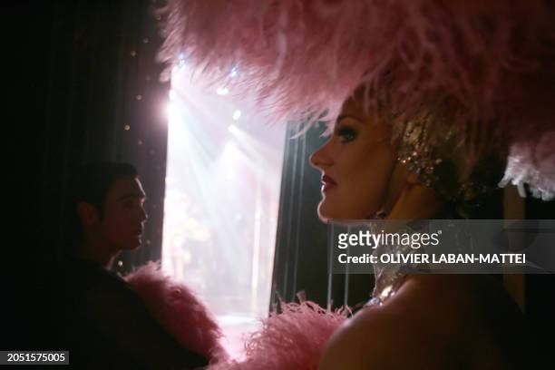 Une danseuse en costume est vue le 16 Octobre 2006 dans les coulisses du Lido à Paris. Le "plus célèbre cabaret du monde", qui fête ses 60 ans...