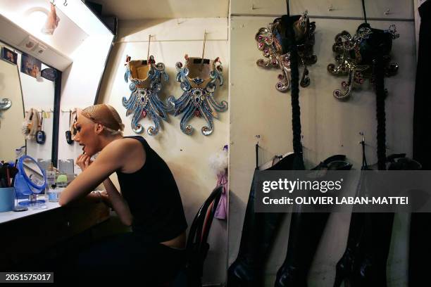 Une danseuse se maquille le 16 Octobre 2006 dans les loges du Lido à Paris. Le "plus célèbre cabaret du monde", qui fête ses 60 ans jusqu'en juillet...