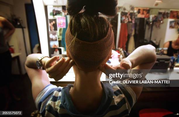 Une danseuse se prépare le 16 Octobre 2006 dans les loges du Lido à Paris. Le "plus célèbre cabaret du monde", qui fête ses 60 ans jusqu'en juillet...