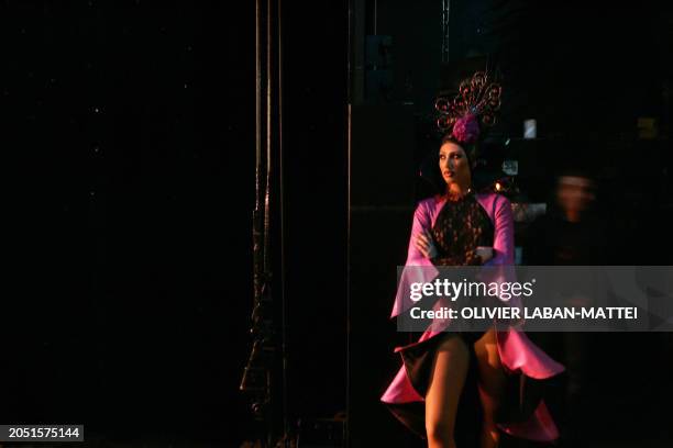 Une danseuse en costume marche le 16 Octobre 2006 dans les coulisses du Lido à Paris. Le "plus célèbre cabaret du monde", qui fête ses 60 ans...