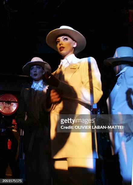 La danseuse Aurore Tomé et deux autres "Bluebell" attendent le 18 Octobre 2006 dans les coulisses du Lido à Paris. Le "plus célèbre cabaret du...