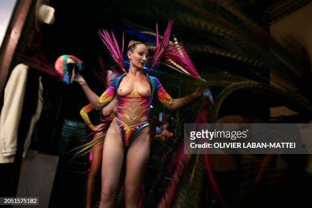 Une danseuse se prépare le 16 Octobre 2006 dans les coulisses du Lido à Paris. Le "plus célèbre cabaret du monde", qui fête ses 60 ans jusqu'en...