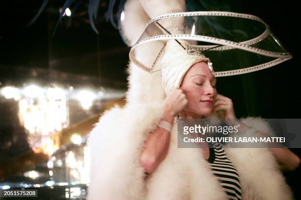 La danseuse Aurore Tomé se prépare le 16 Octobre 2006 dans les coulisses du Lido à Paris. Le "plus célèbre cabaret du monde", qui fête ses 60 ans...