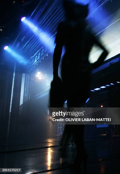 Une danseuse marche dans les coulisses le 16 Octobre 2006 au Lido à Paris. Le "plus célèbre cabaret du monde", qui fête ses 60 ans jusqu'en juillet...